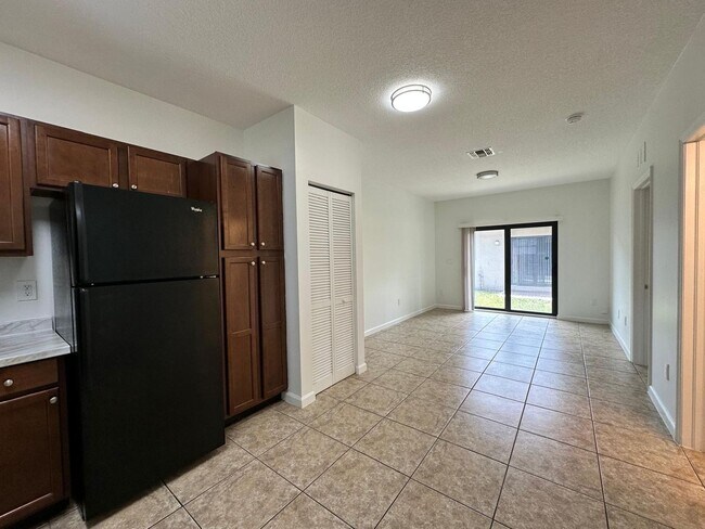 Building Photo - 1045 Villas LLC (1035 NE 10th Ave)