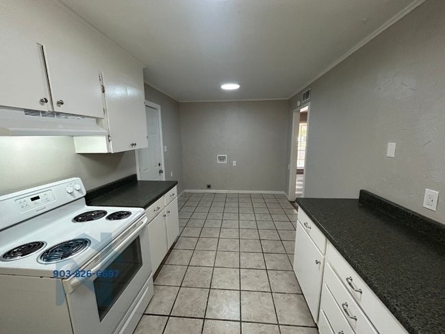 Building Photo - 817 Caver St