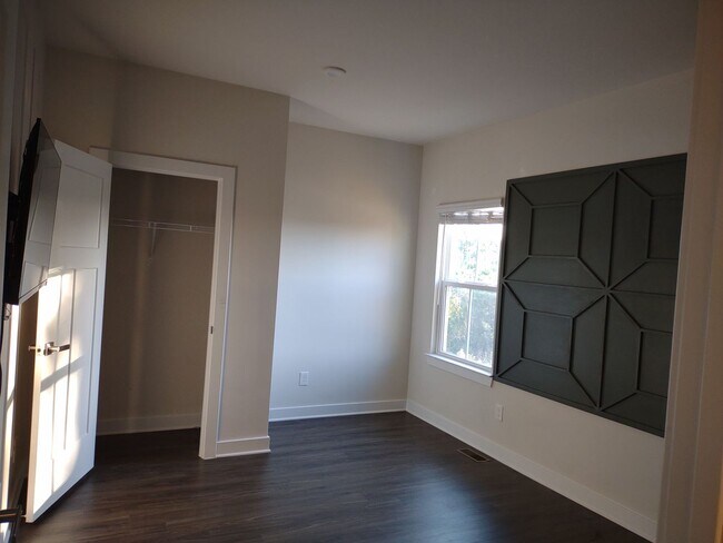 Building Photo - Superlative 6 Bedroom, 5 Bathroom Home in an Upscale Community!