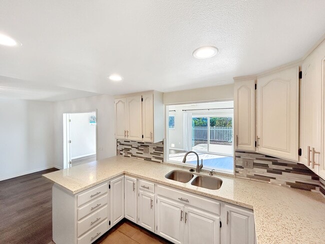 Building Photo - Beautiful 4BD/2BA W/ Attached Garage in Cl...