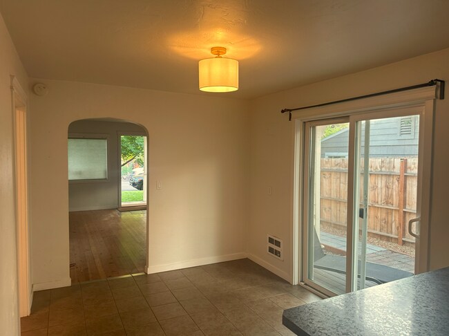 Building Photo - Beautifully Remodeled 2 Bed/1 Bath Single ...