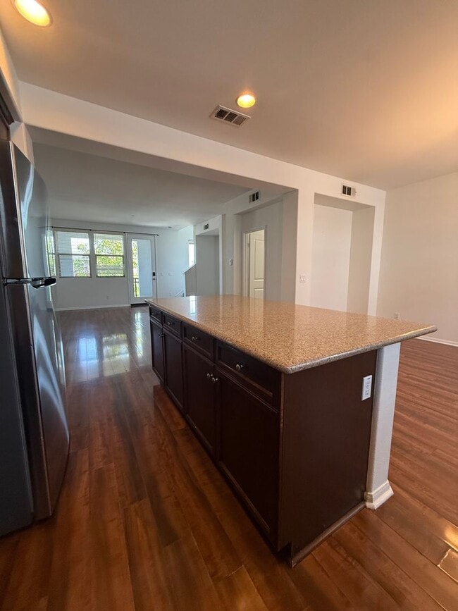 Building Photo - 2 Bedroom, 2.5 Bath Tri-level townhouse in Signal Hill