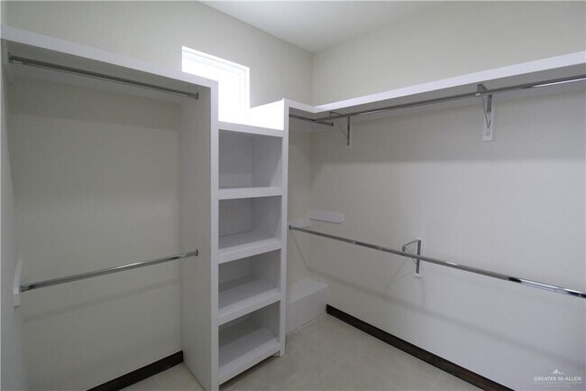 Building Photo - 1611 Oak Alley Dr