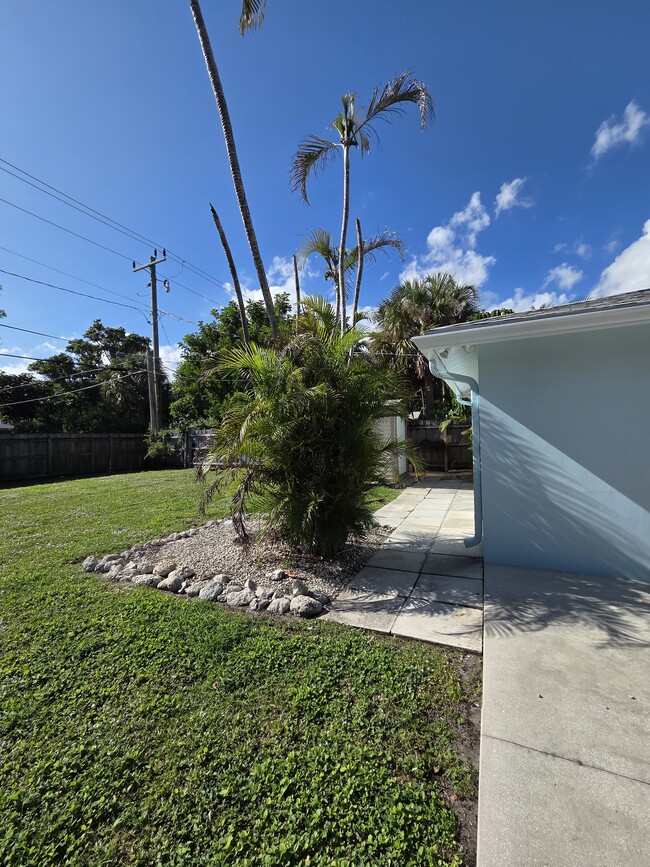 Building Photo - 1008 Macy St