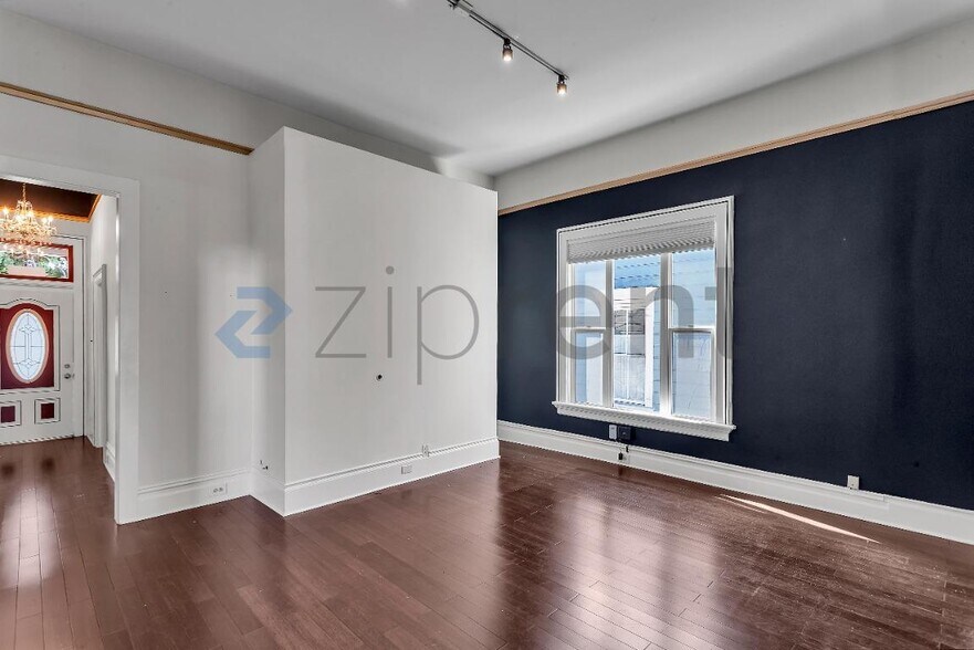 Building Photo - Unit 1005