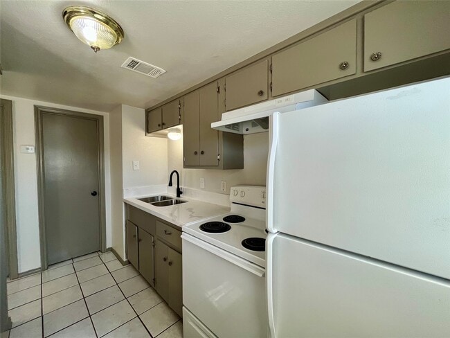 Building Photo - 1042 W Village Ct