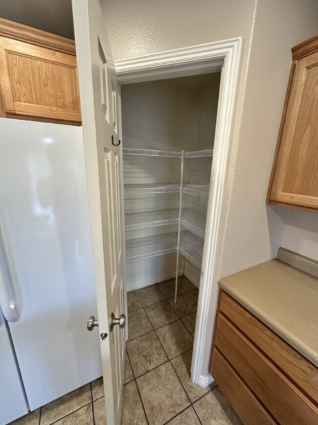 Building Photo - Townhome in prime location