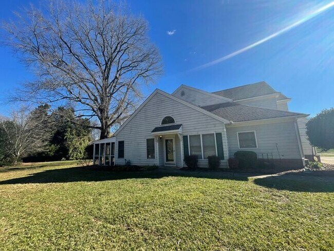 Building Photo - Spacious 3-bedroom home located in Charlotte. $300 off on two months' rent!