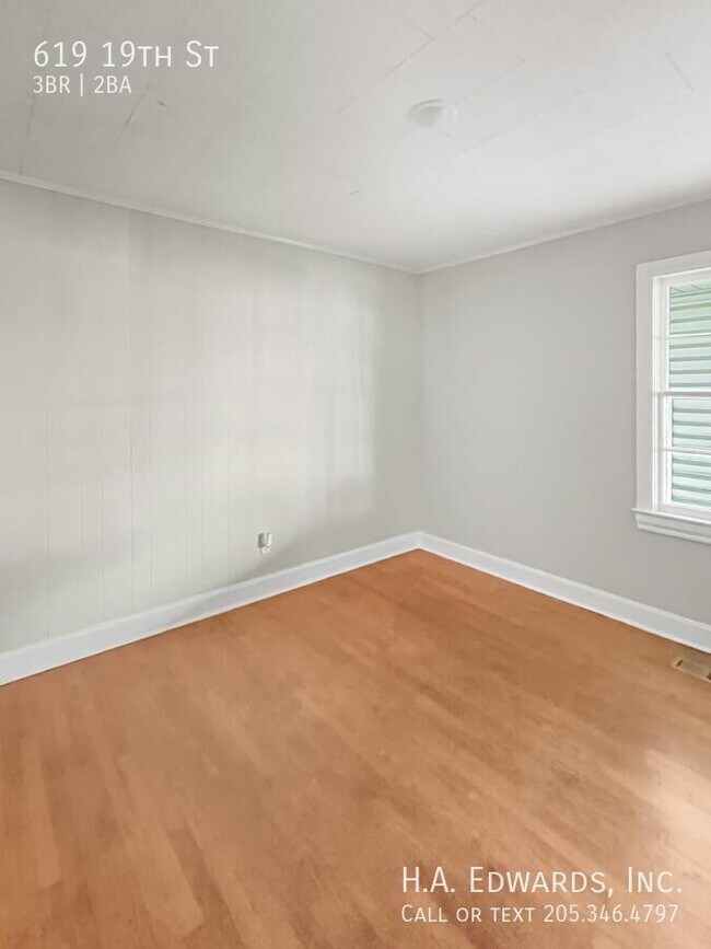 Building Photo - 619 19th St