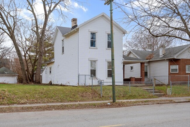Building Photo - 544 Troy St