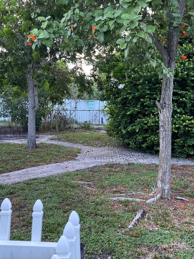 Building Photo - 2/2 single family house with big yard near downtown and beach!