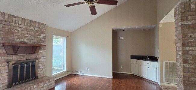 Building Photo - 1910 Quail Valley E Dr