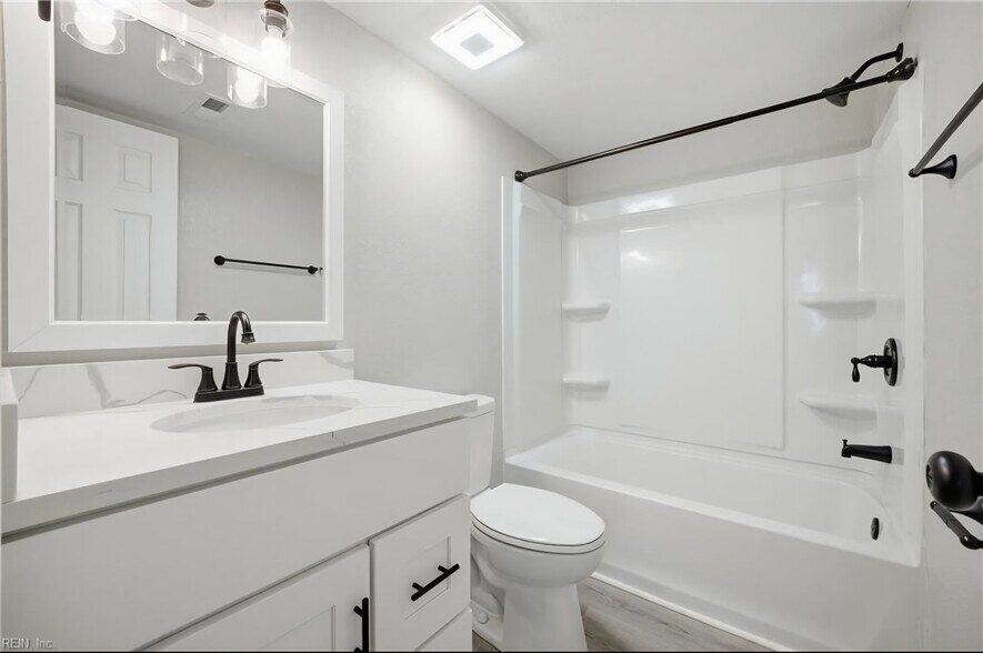 Building Photo - 513 Peak Ct