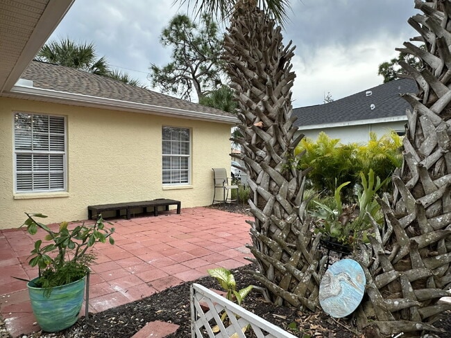 Building Photo - You'll love this charming 3/2/2 home in th...