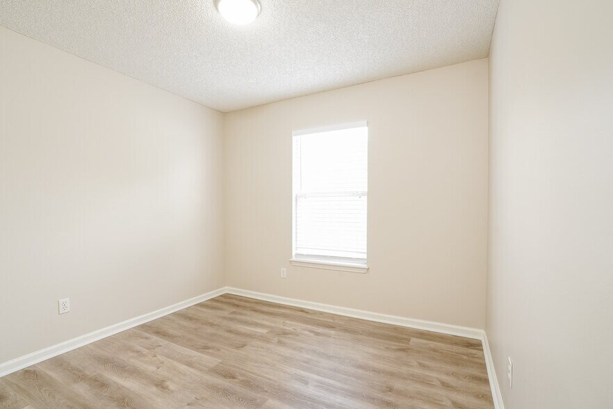 Building Photo - 1928 Hunters Trace Cir