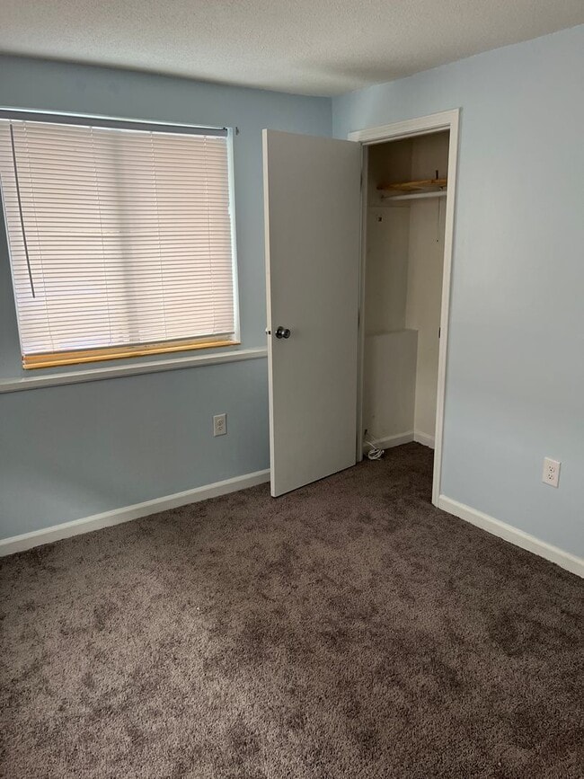 Building Photo - Bright & Sunny 2 Ba / 1 Ba Condominium