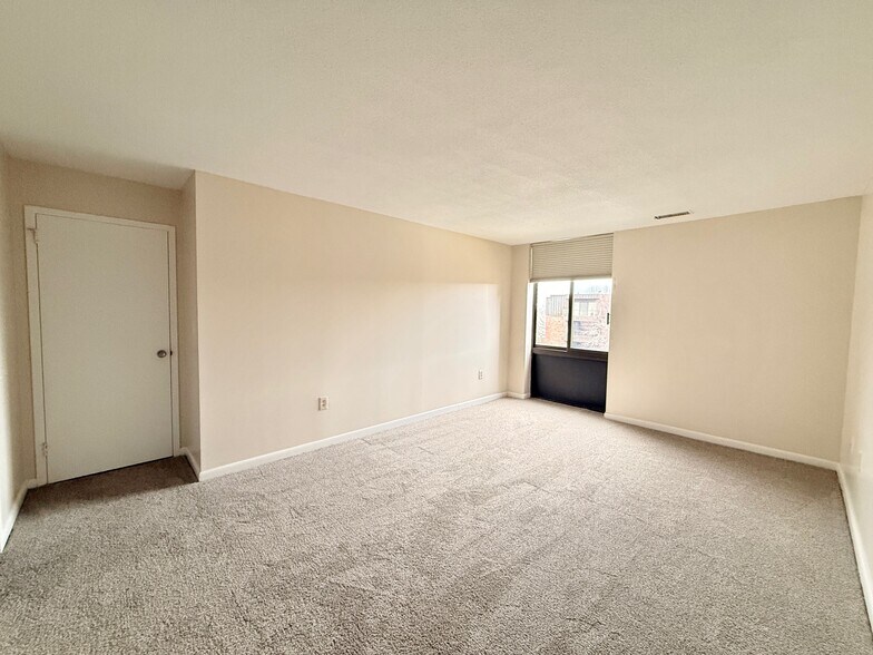 Building Photo - 1006 Paradise Rd