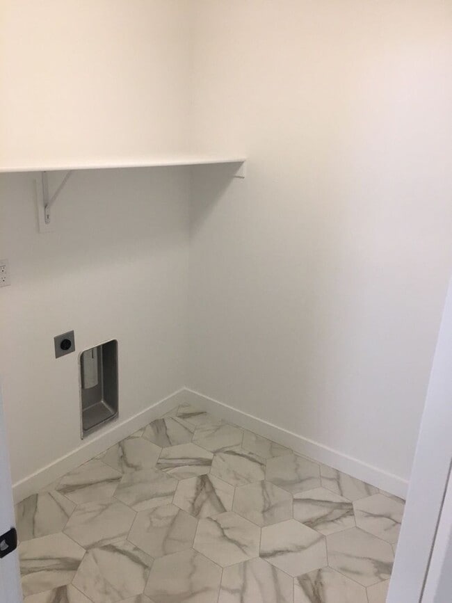 Building Photo - Pet Friendly Gorgeous Row End Townhome w 2...