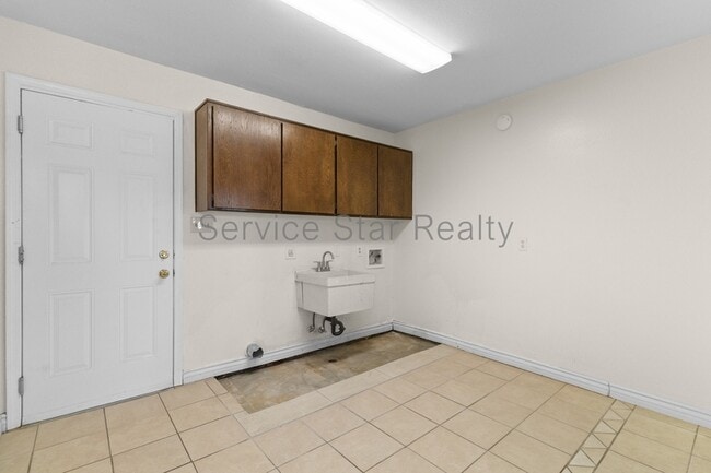 Building Photo - 3812 W Loma Ln