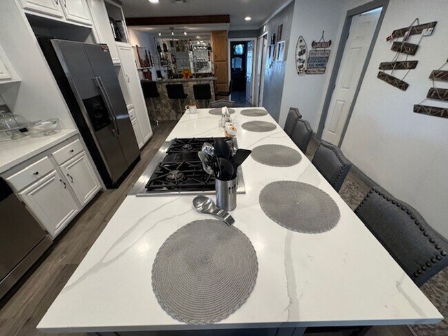 Building Photo - 3 BR 2 bath Furnished home Utilities Included & Brand new Interior-Custom Remodel