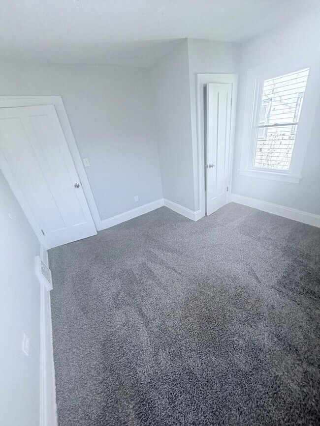 Building Photo - Gorgeous 4 bd, 1.5 bth Cleveland Heights Stunner!