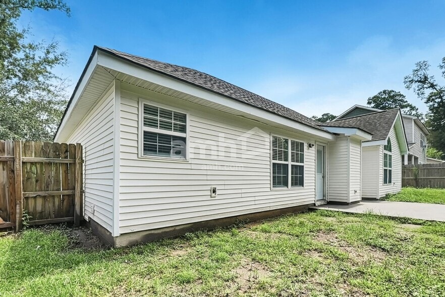 Building Photo - 61 Wintergreen Dr