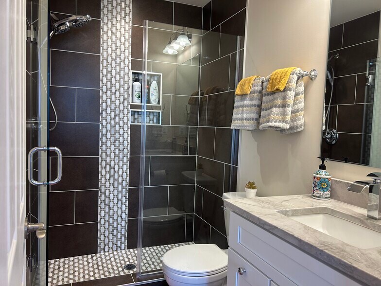 En-suite Full bath - 15514 Compton Rd