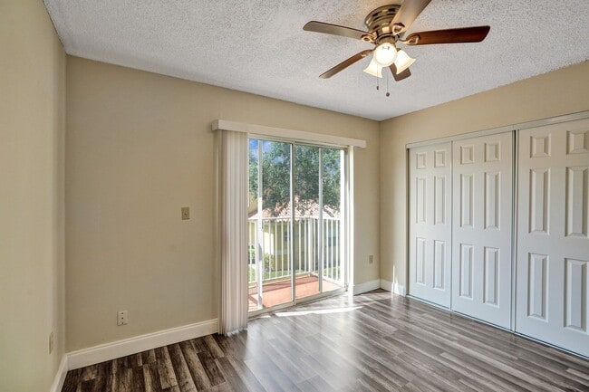 Building Photo - Townhouse with 2 Beds, 2.5 Baths, In-Unit ...