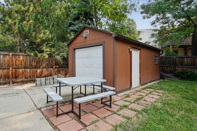 Building Photo - 3 bed + 3 bath / Ranch with Full Finished Basement!