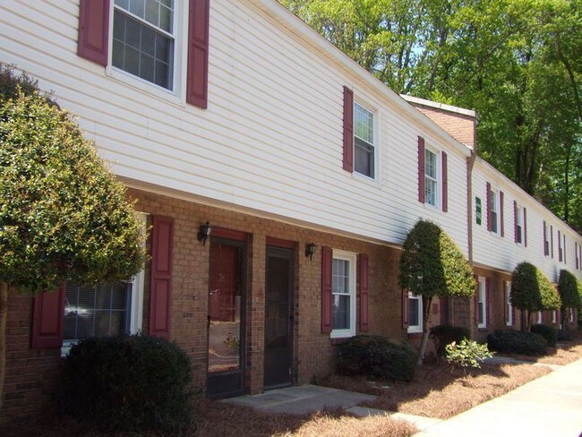 Building Photo - 4502 Rolling Hill Dr