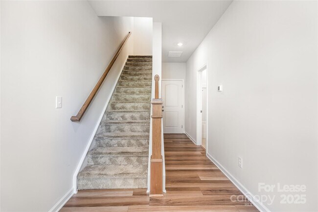Building Photo - 10114 Hemingway Pl