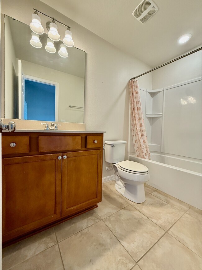 Building Photo - 3977 Plainview Dr