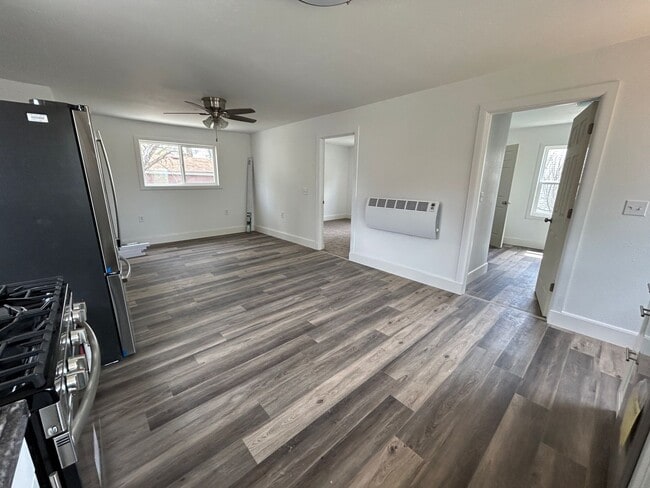 Building Photo - 3 Bedroom 1 Bath Beautiful House with Fenced Yard & Garage