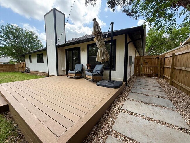 Building Photo - 4404 Sarasota Dr