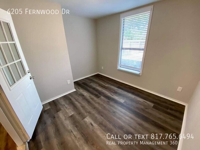 Building Photo - 6205 Fernwood Dr