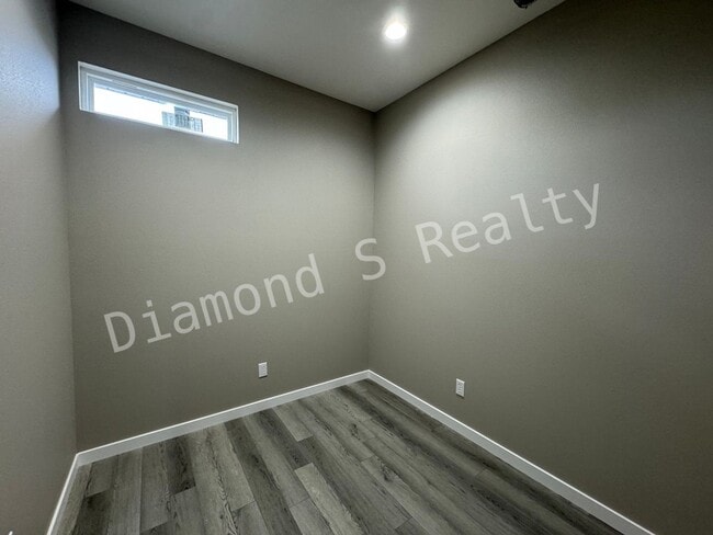 Building Photo - Gorgeous Two-Story Home Available Early July - 4 Bed/2.5 Bath