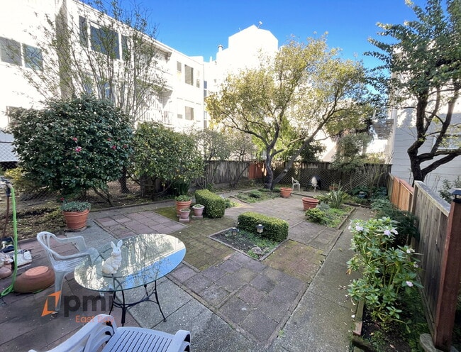 Building Photo - Charming 2br in Lower Pacific Heights - Bright & Full of Period Detail