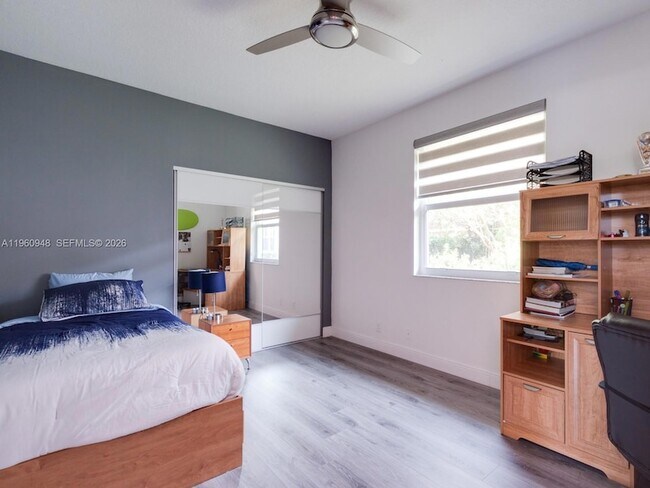 Building Photo - 2550 Jardin Manor