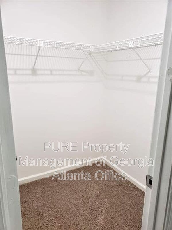 Building Photo - 5031 Village Green Way