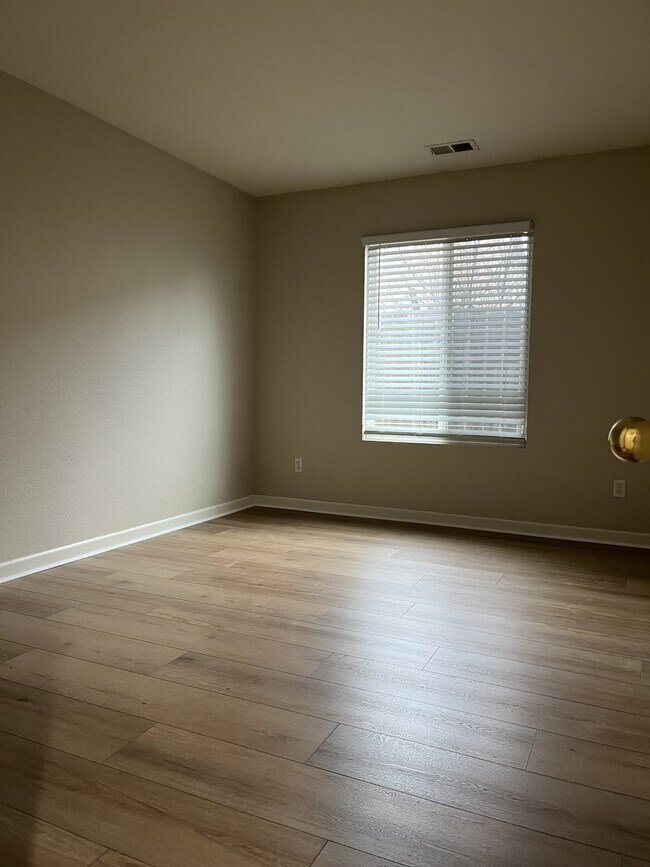 Building Photo - 1751 Barney Ave