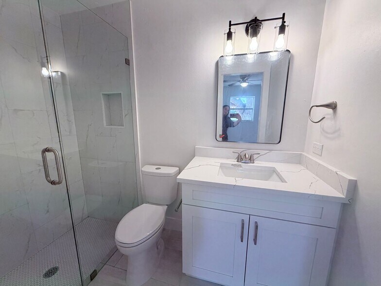Building Photo - SECTION 8!!! 3/2 pool home with 2 BONUS ROOMS AVAILABLE 09/01/2026