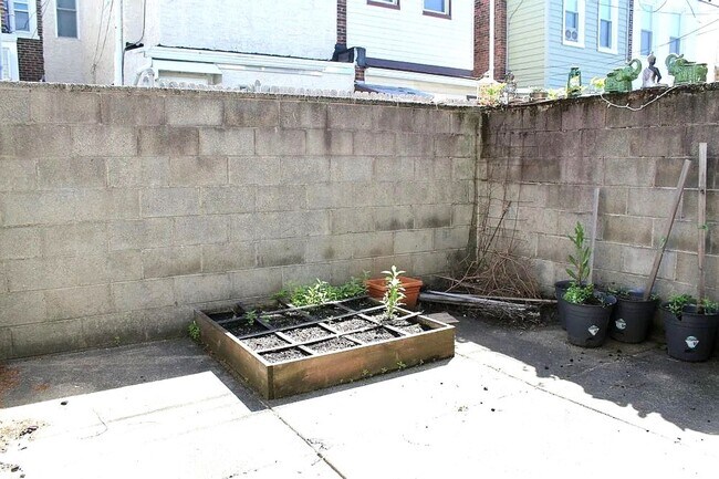 Building Photo - Gorgeous 2-Bedroom Townhome in the Heart o...