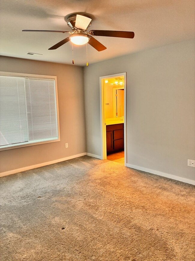 Building Photo - Spacious 3BR 2.5ba house in Urbandale, available NOW!