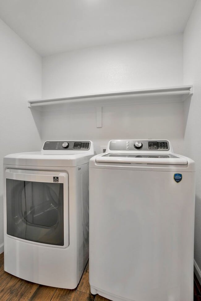 Building Photo - Like New 3-bedroom 2.5 bath Duplex in Gent...