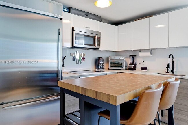 Building Photo - 1300 Brickell Bay Dr