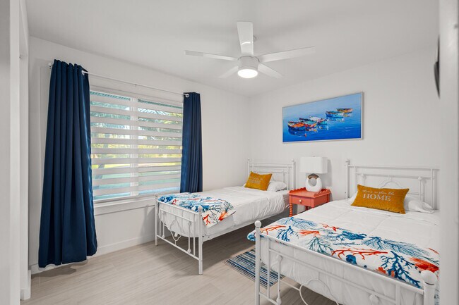 Building Photo - 9165 SE Yacht Club Cir
