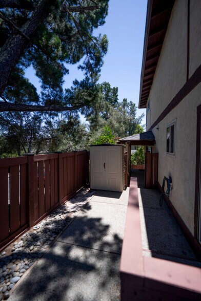 Building Photo - 2022 Ascot Dr