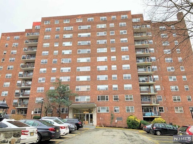 Primary Photo - 700 Boulevard E