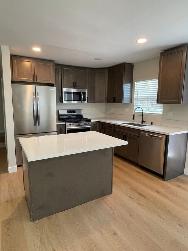 Building Photo - Beautiful 3br, 2b Duplex