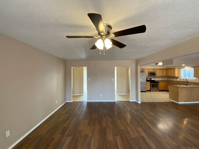Building Photo - 3 Bedroom Single Story Home Available Near...
